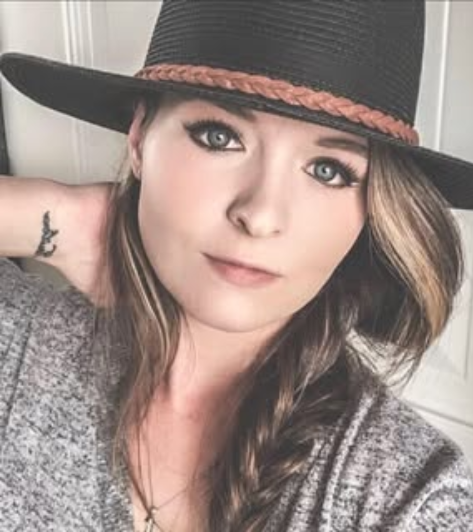 Molly Miller, diy home improvement creator